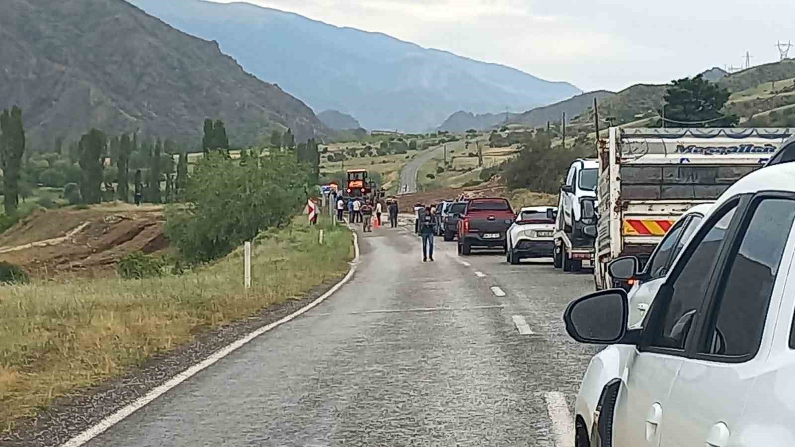 Oltu&rsquo;da sağanak yağış sele neden oldu