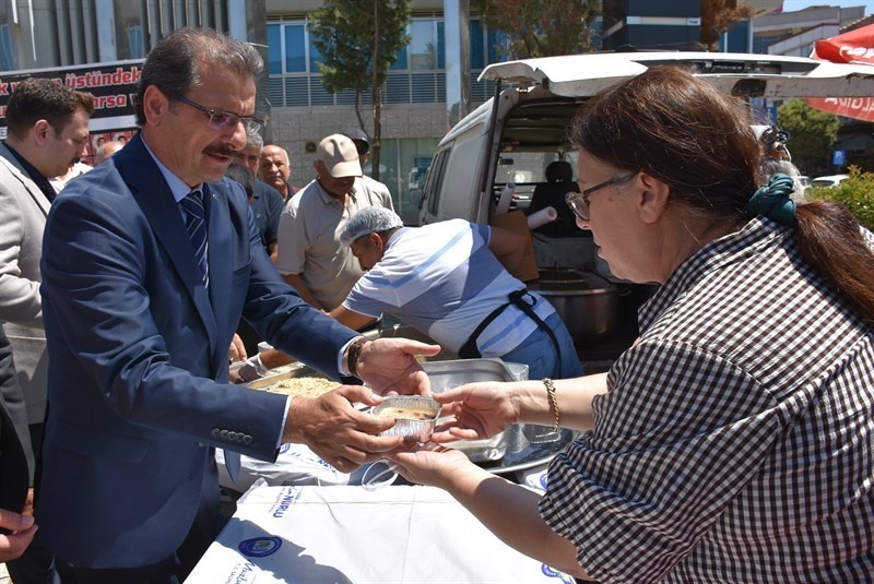 Salihli’de şehit aileleri aşure geleneğini sürdürdü