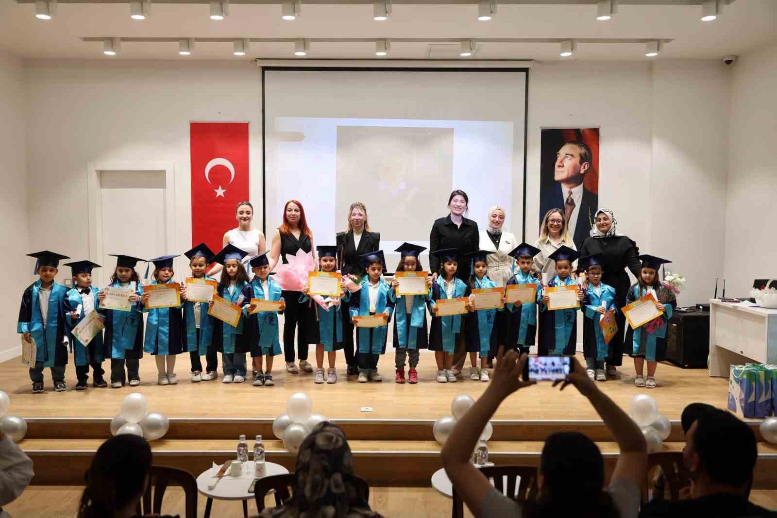 Merkezefendi&rsquo;de kreş &ouml;ğrencilerinin mezuniyet sevinci