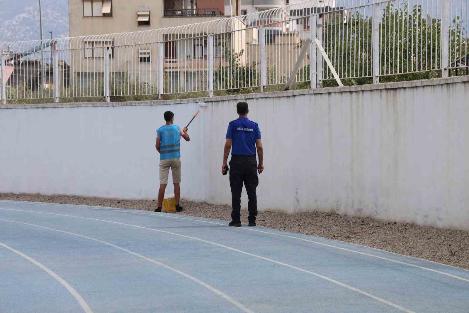 Y&uuml;k&uuml;ml&uuml;ler eğitim ve spor alanlarını boyadı, 12 milyon TL&rsquo;lik kamu yararı sağlandı
