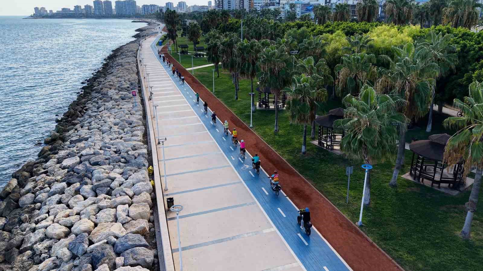 Mersin’de bisikletseverler güvenli sürüş için pedal çevirdi