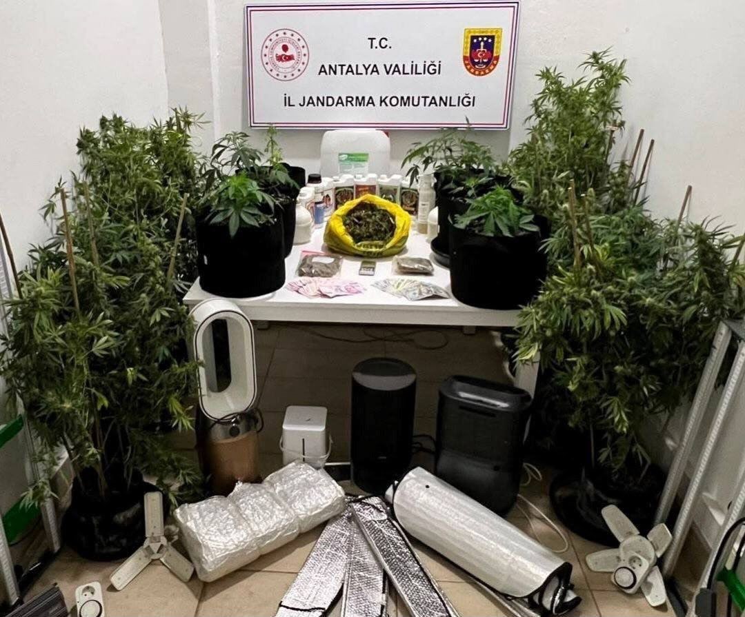 Antalya’da iki ilçede uyuşturucu operasyonu: 6,8 kilo skunk ele geçirildi