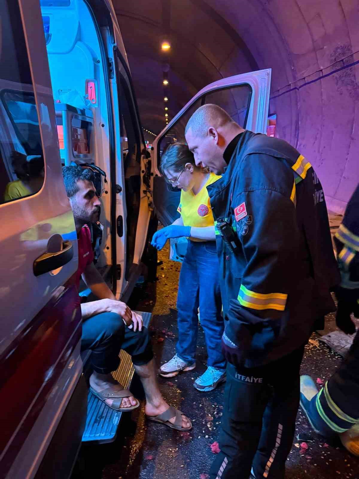 Kamyona çarpan tırın kupası dorseden ayrıldı: 1 ağır yaralı