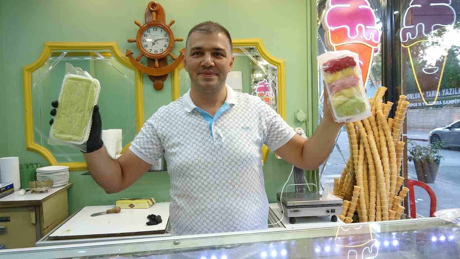Kilosu 400 lira, topu 10 lira: Kilisli dondurmacıdan topu 400 liraya satılan dondurmaya tepki