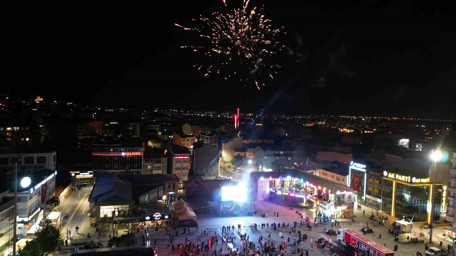 Çorum’da festival coşkusu havai fişek gösterisiyle zirveye çıktı