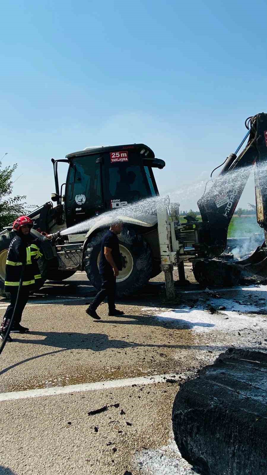 Anız yangınından sıçrayan alevler pamuk yüklü tırı yaktı