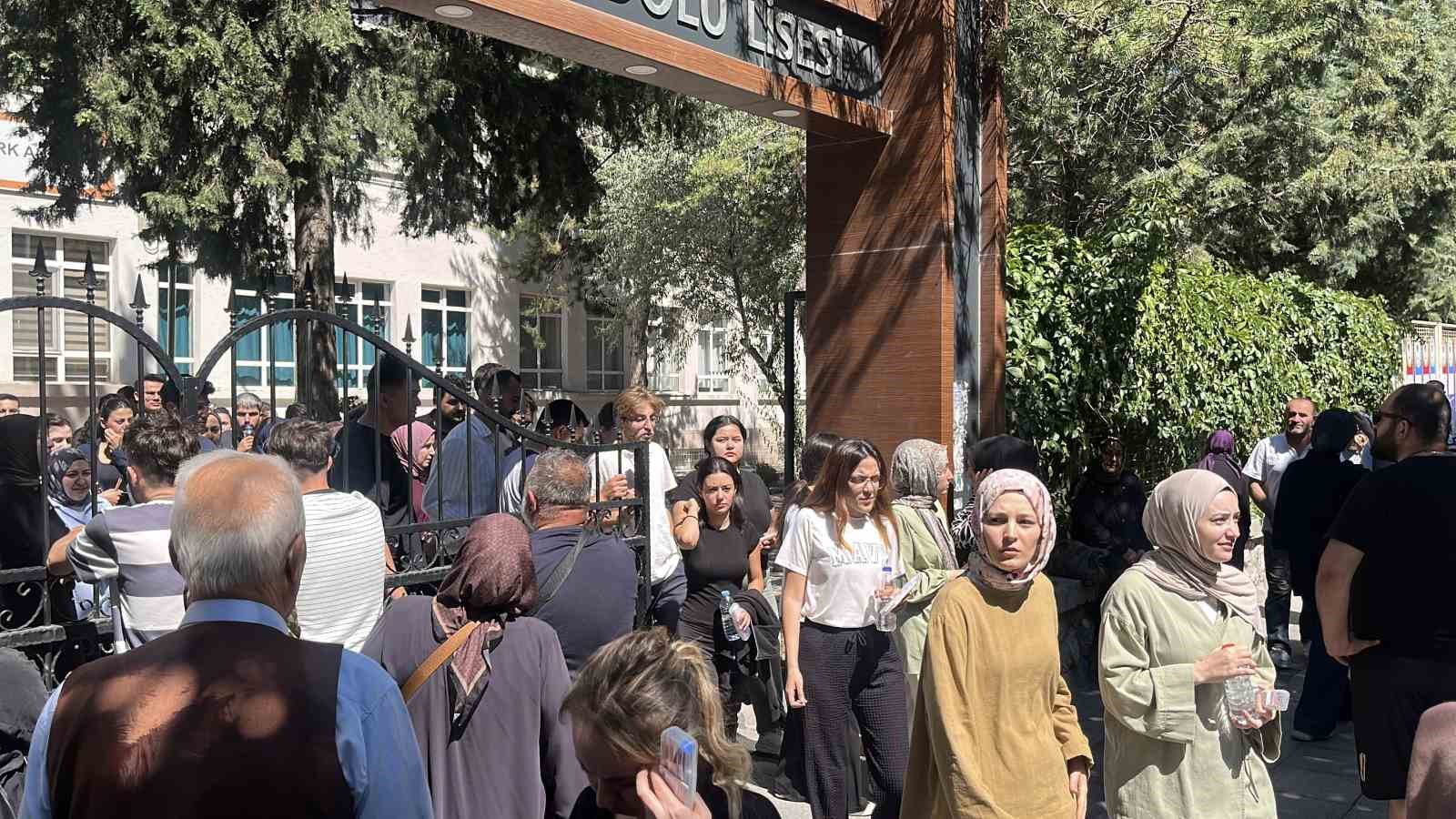&Ccedil;orum&rsquo;da KPSS heyecanı: Adaylar i&ccedil;eride, aileler dışarıda ter d&ouml;kt&uuml;