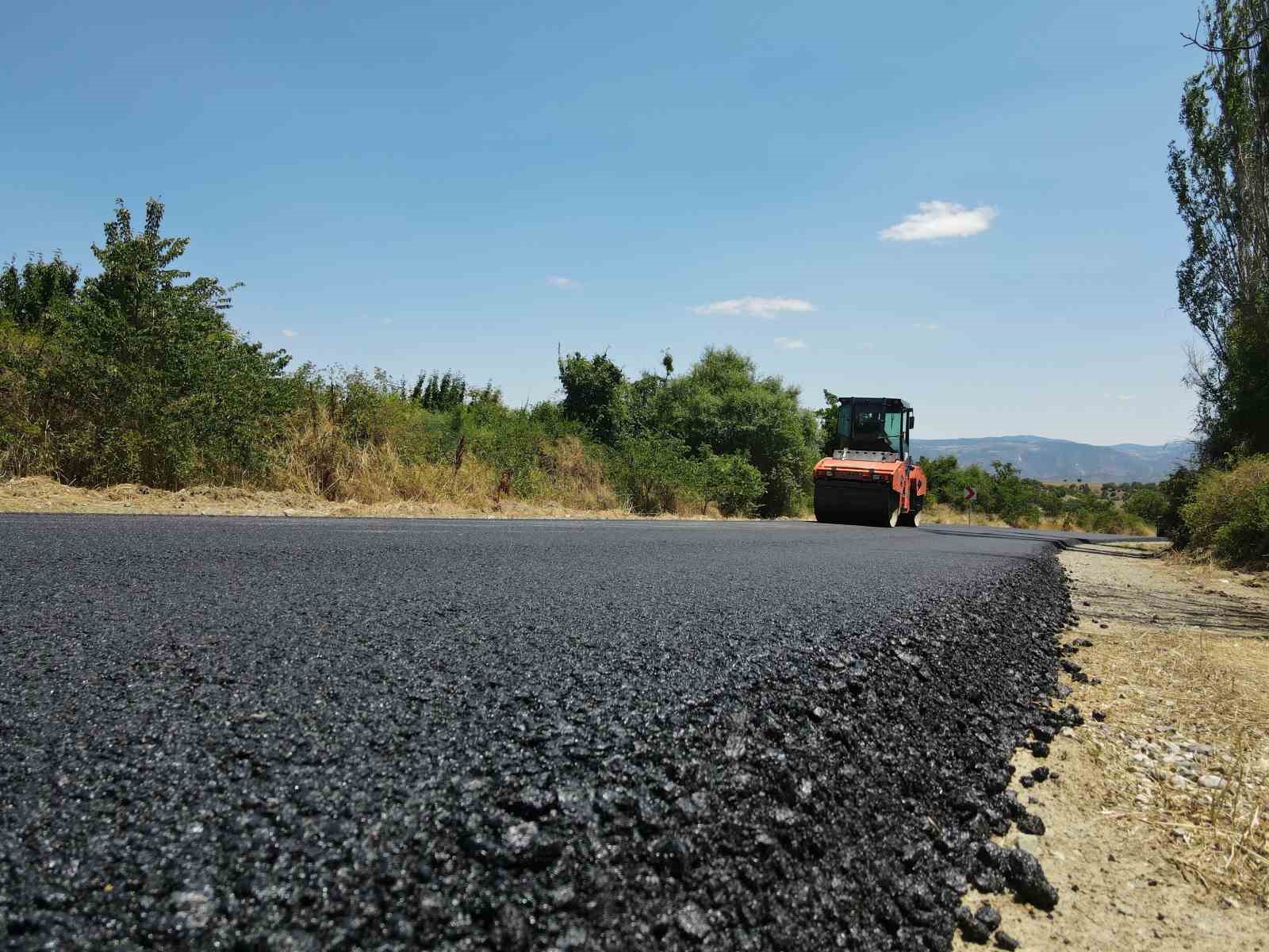 Kastamonu&rsquo;da k&ouml;y yolları sıcak asfaltla buluşturuluyor