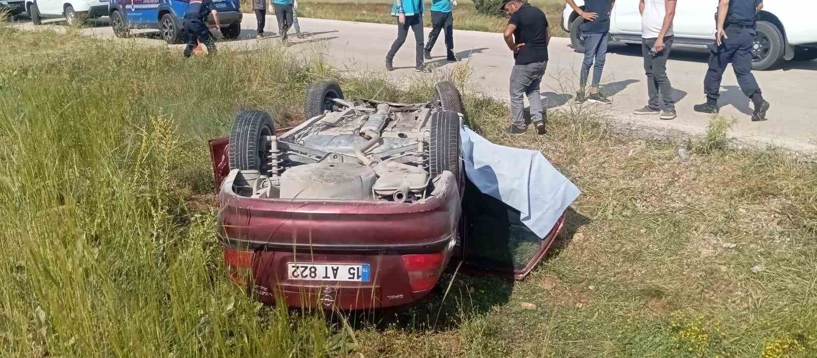 Burdur&rsquo;da otomobil şarampole devrildi: 1 &ouml;l&uuml;, 1 yaralı