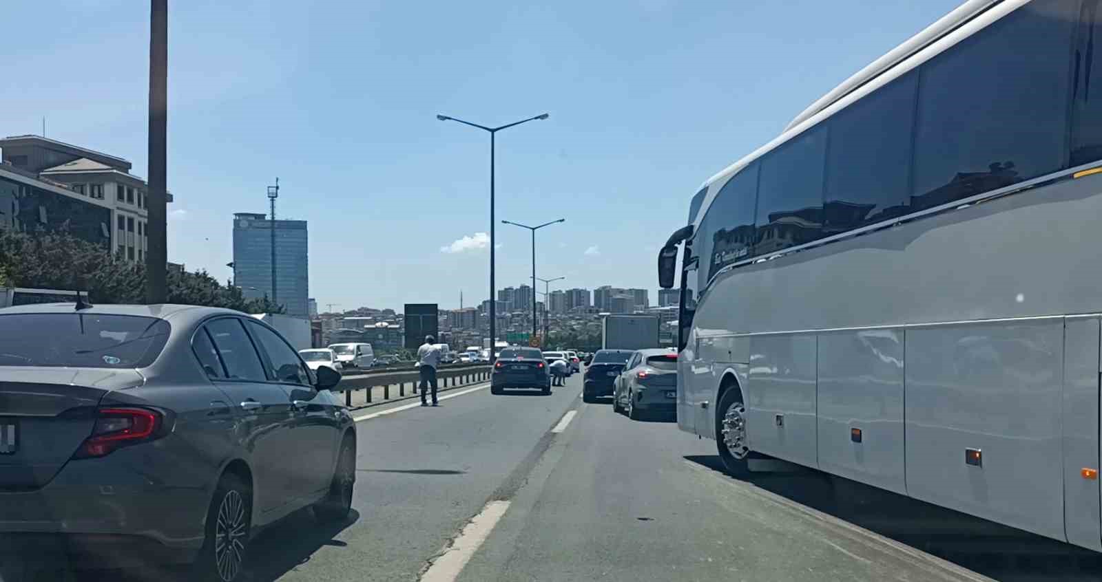 TEM’de para götüren motokurye düştü, yola saçılanları vatandaşlar topladı