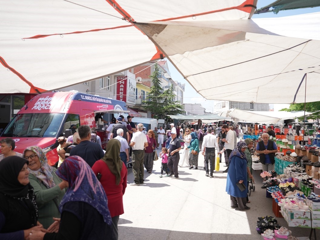 Denizli’de pazar yerlerinde müzik ve ikram sürprizi