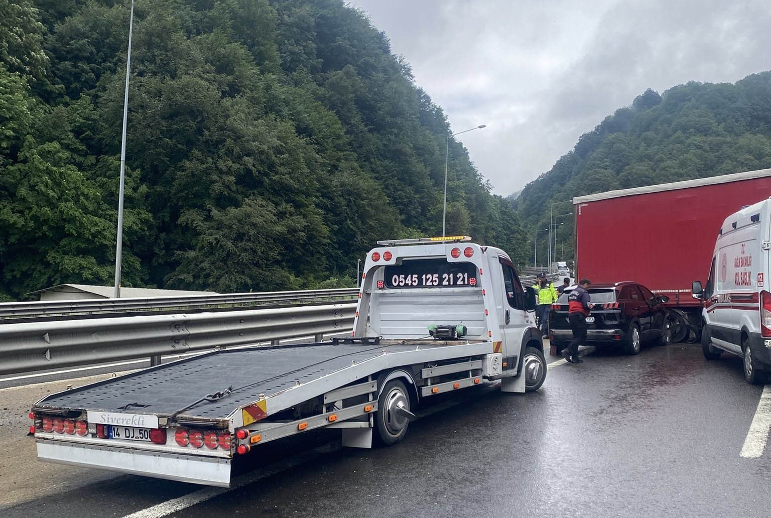 TEM Otoyolu’nda tırdan ayrılan dorseye otomobil çarptı: 2 yaralı
