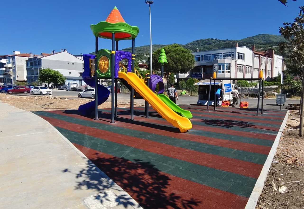 G&ouml;lc&uuml;k Ulaşlı Sahili&rsquo;ne yeni &ccedil;ocuk oyun alanı inşa ediliyor