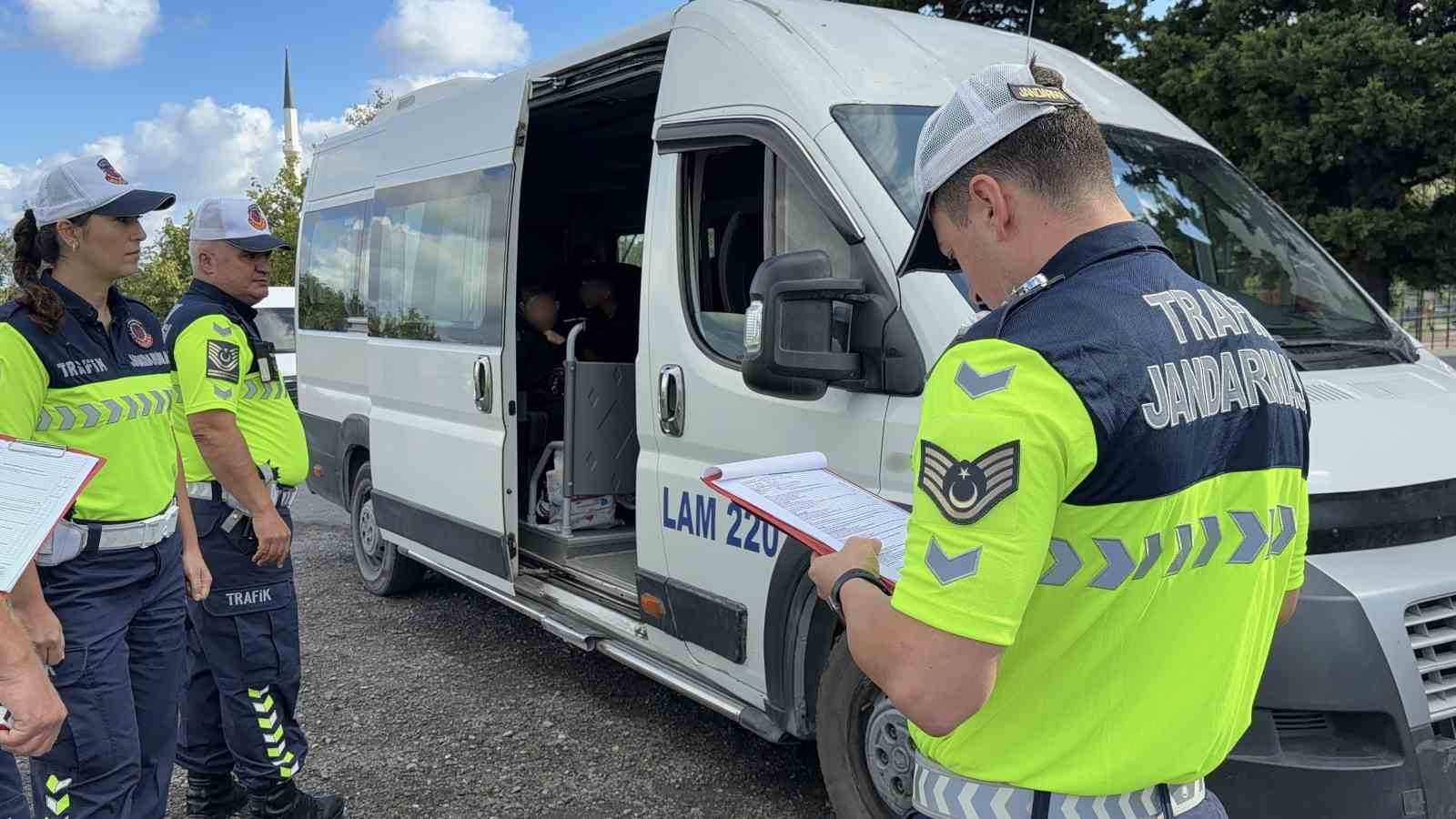 Okulların ilk gününde jandarmadan servis araçlarına sıkı denetim