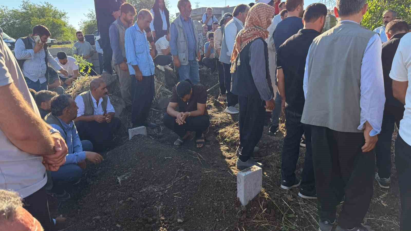 Karaman&rsquo;daki kazada &ouml;len 3 kardeş Siverek&rsquo;te yan yana toprağa verildi