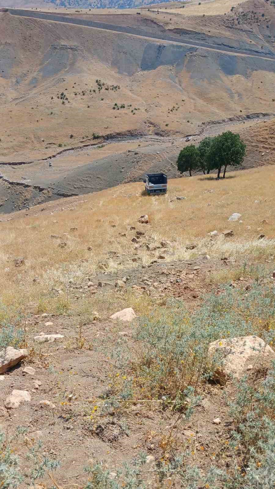 Siirt’te şarampole devrilen kamyonetteki 3 kişi yaralandı