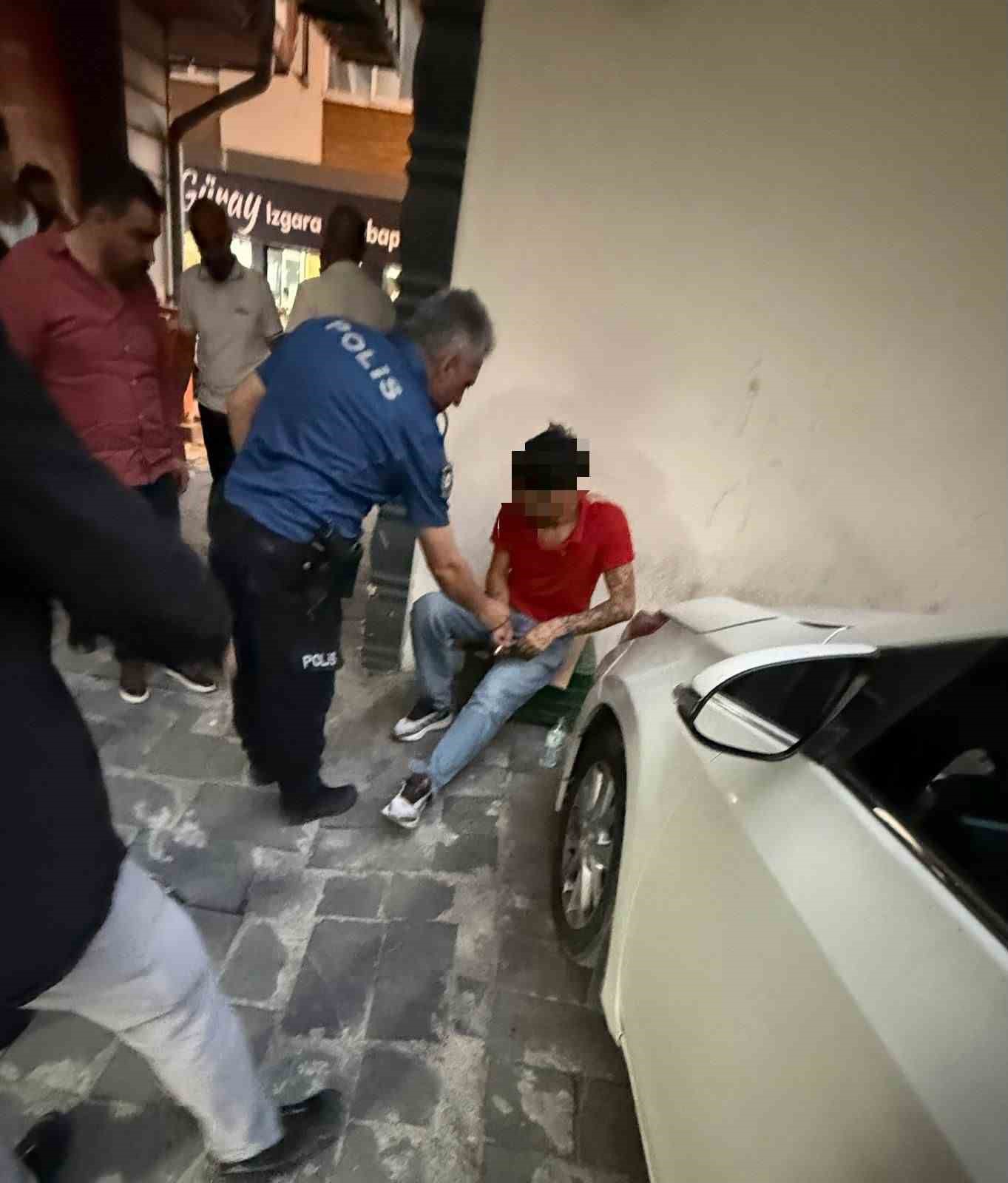 Kayseri’de bıçakla yaralanan genç esnafa sığındı: 1 yaralı