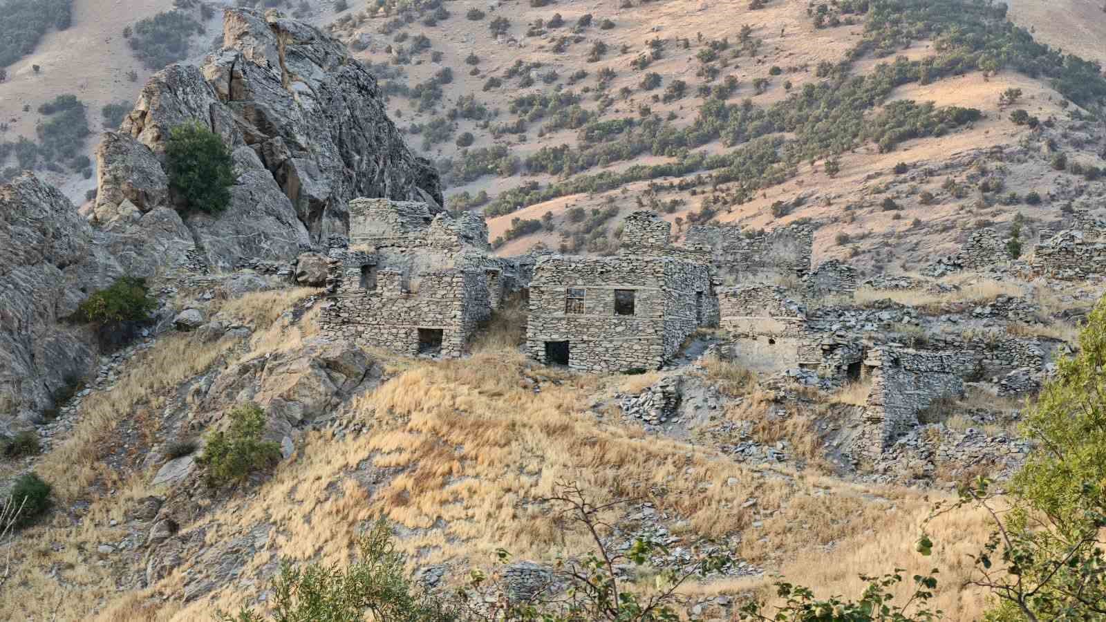 Doğaseverler bal sağımı yaptı