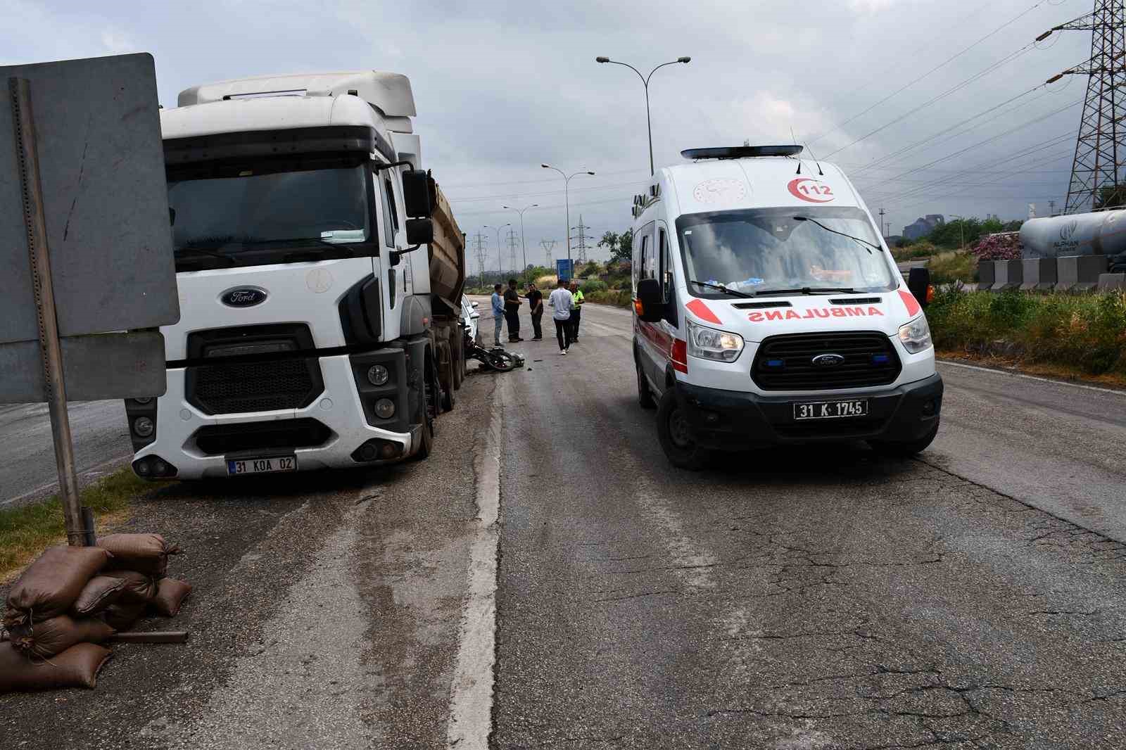 Hafriyat kamyonuyla çarpışan motosikletin sürücüsü yaralandı