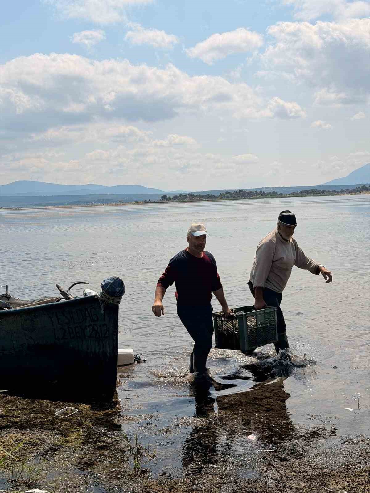 Beyşehir Gölü’nde avlanan balıklar tek tek kontrol edildi