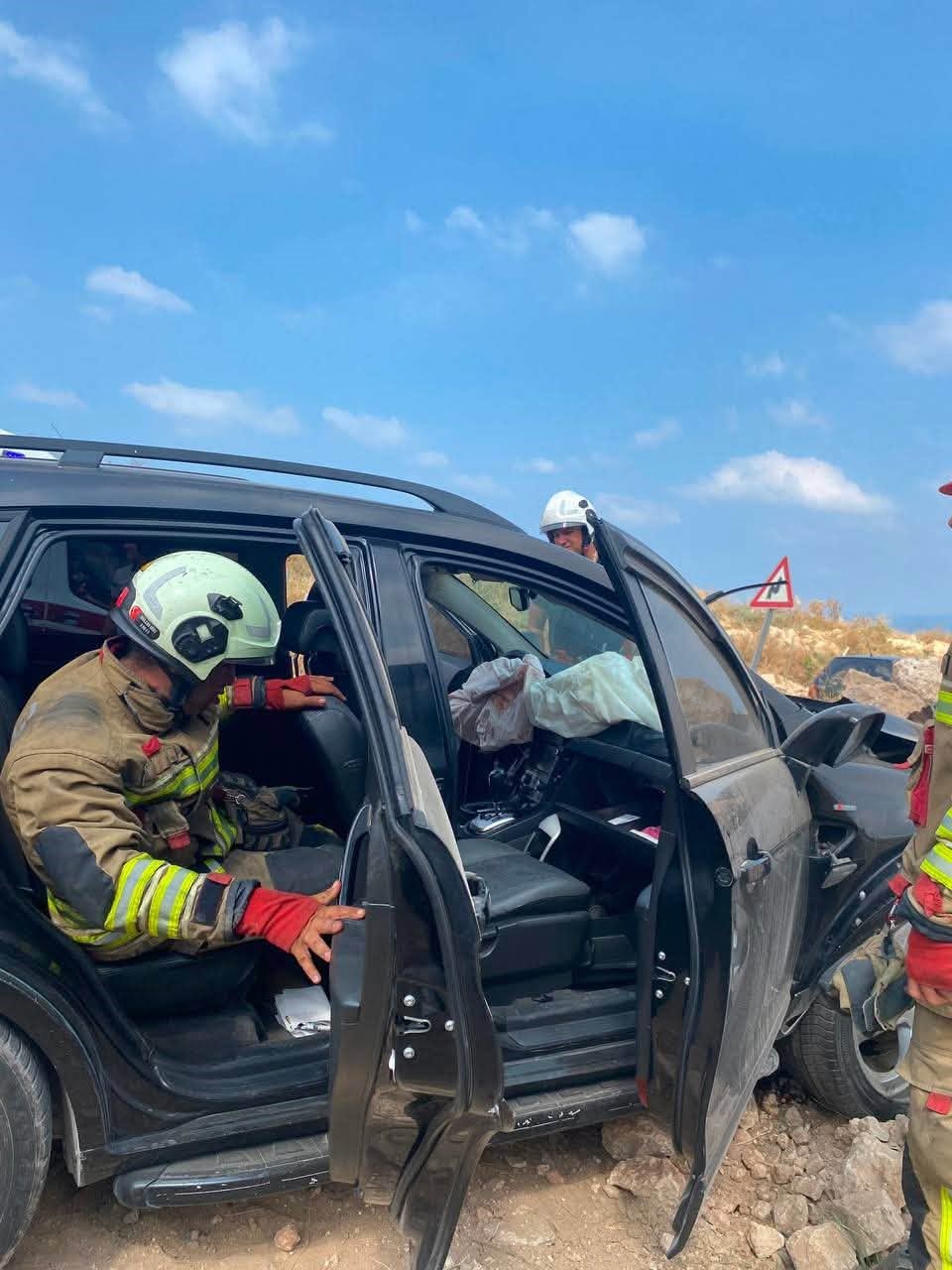 İskenderun’da kayalıklara çarpan otomobilin sürücüsü yaralandı