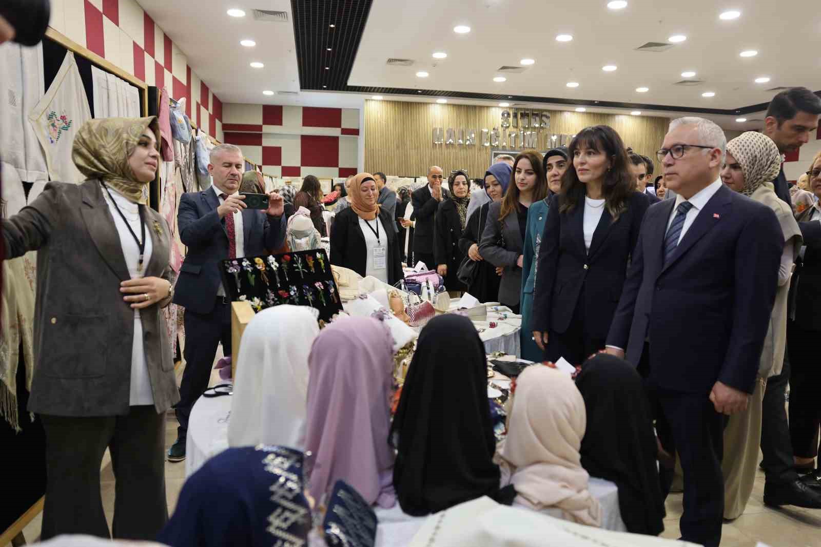 Sivas’ta hayat boyu öğrenme sergisi açıldı