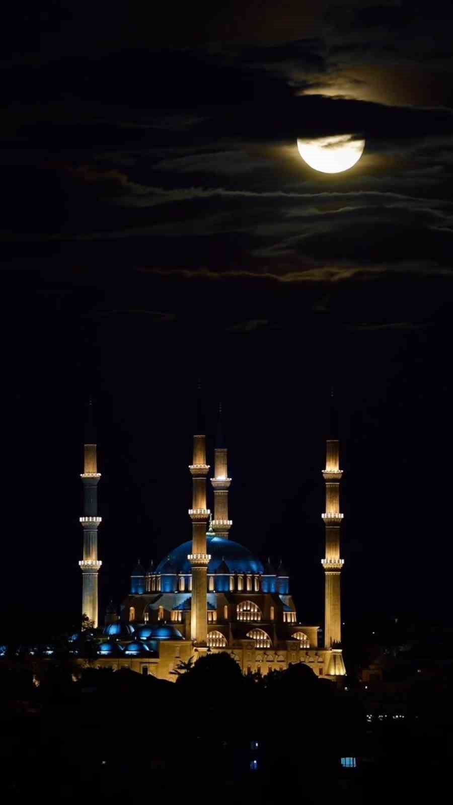 Selimiye Camii, parçalı dolunay manzarasıyla mest etti