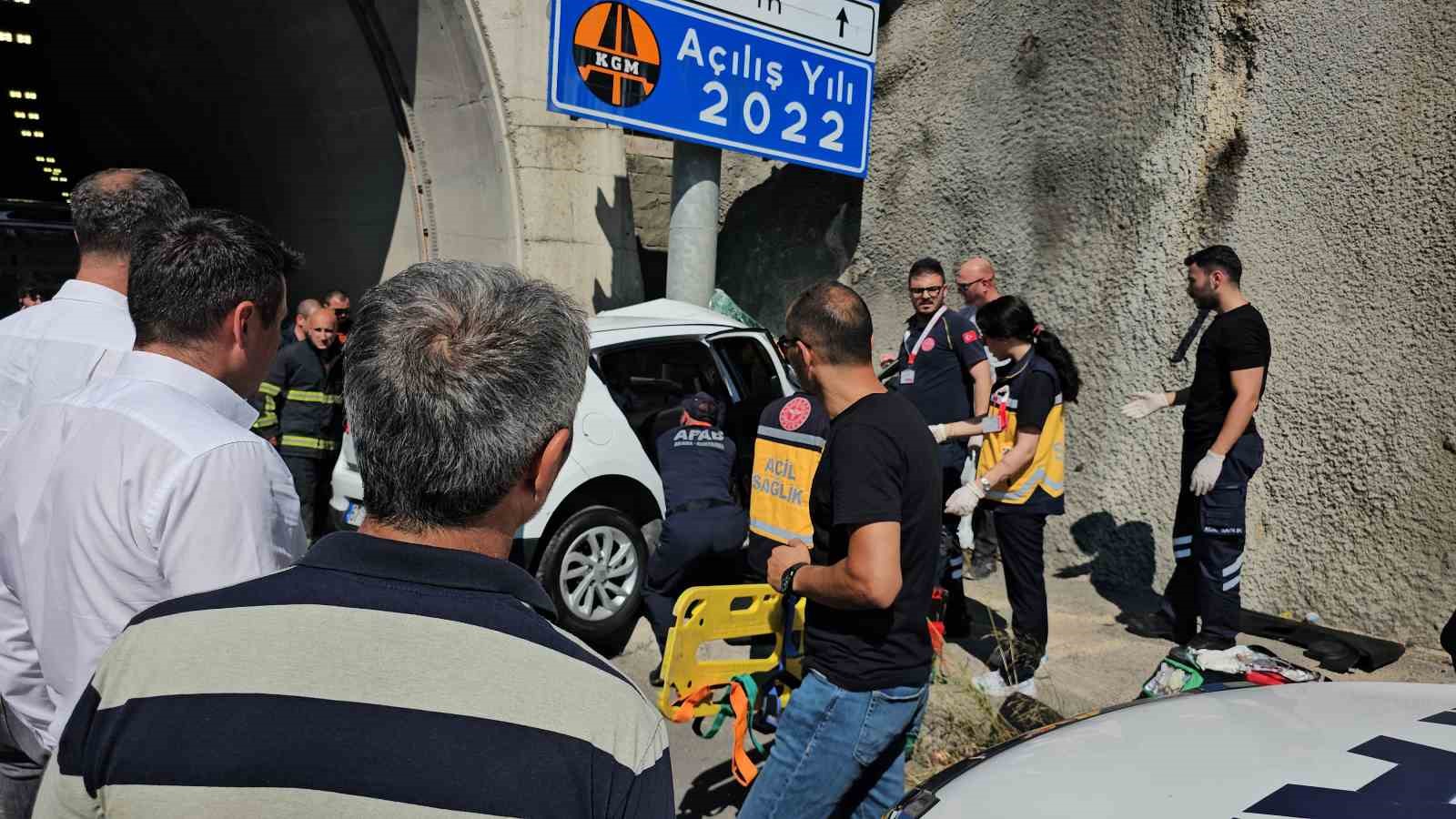 Otomobil tünel girişindeki tabelaya ok gibi saplandı