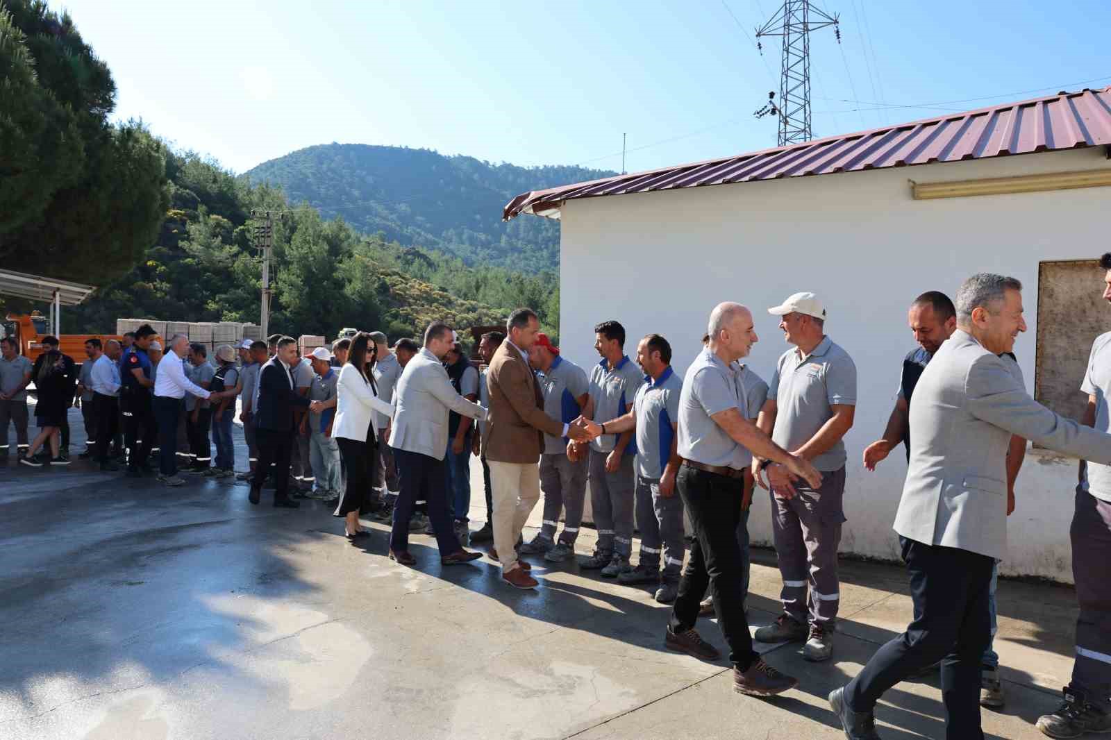 Başkan Ünlü, personelle bayramlaştı