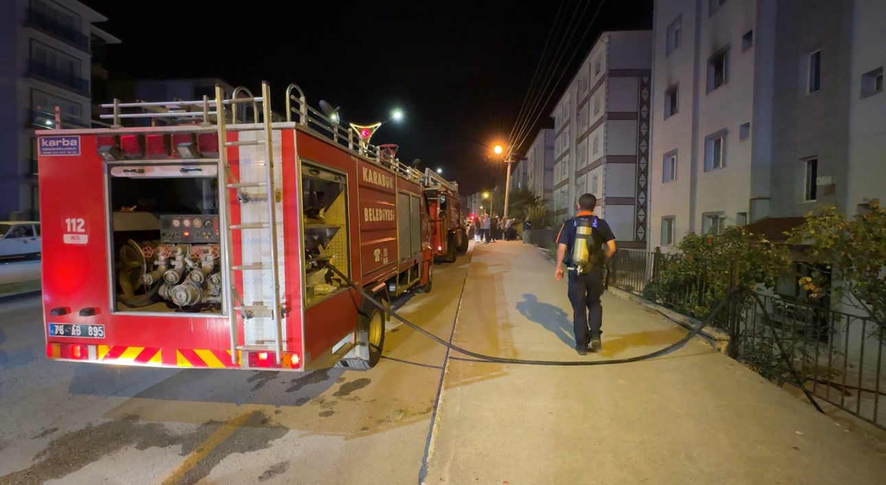 Karabük’te apartman yangınında 2 kişi dumandan etkilendi