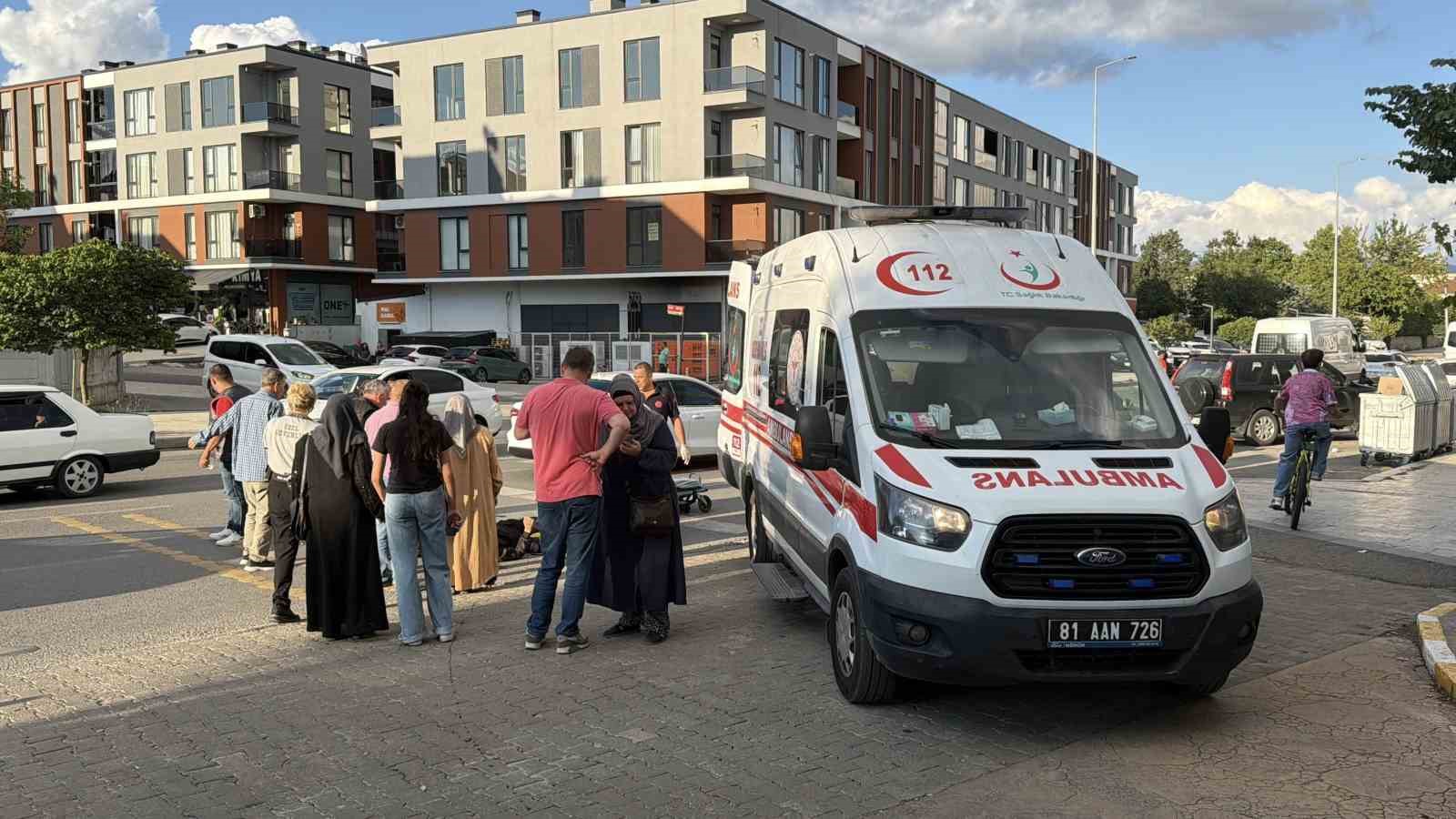Otomobile çarpmamak için manevra yapınca bisikletten düştü