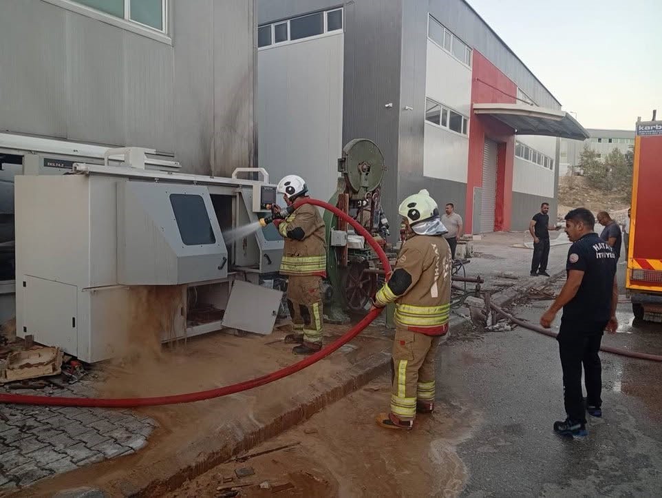 Antakya’da mobilya atölyesinde yangın paniği