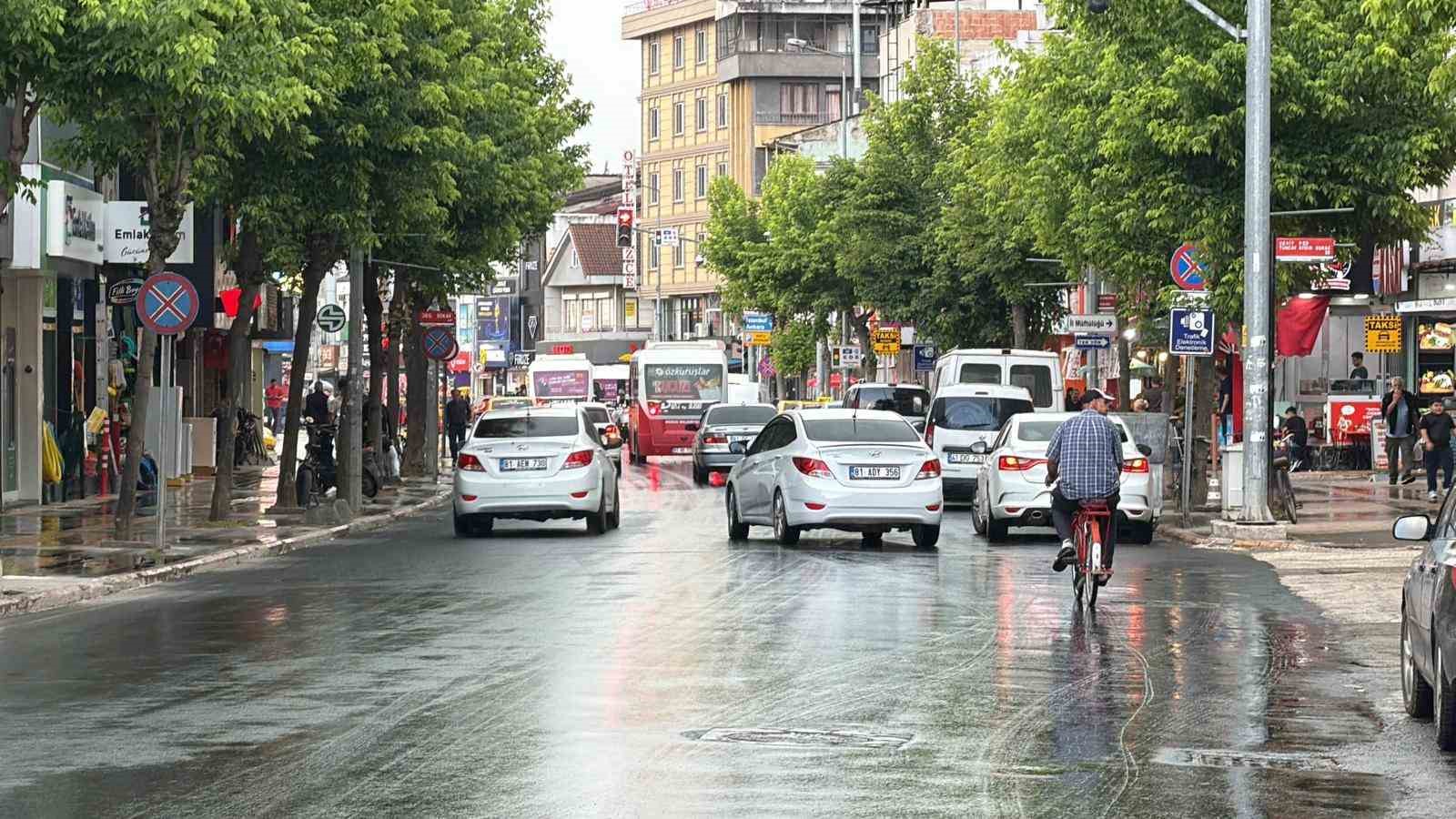 Düzce’de bunaltan sıcakların ardından yağan yağmur serinletti