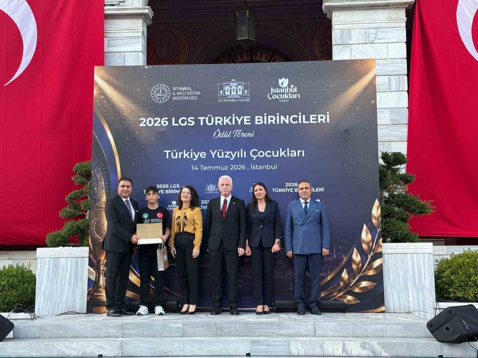 İstanbul Valisi G&uuml;l, LGS&rsquo;de tam puan alan &ouml;ğrencilerle bir araya geldi