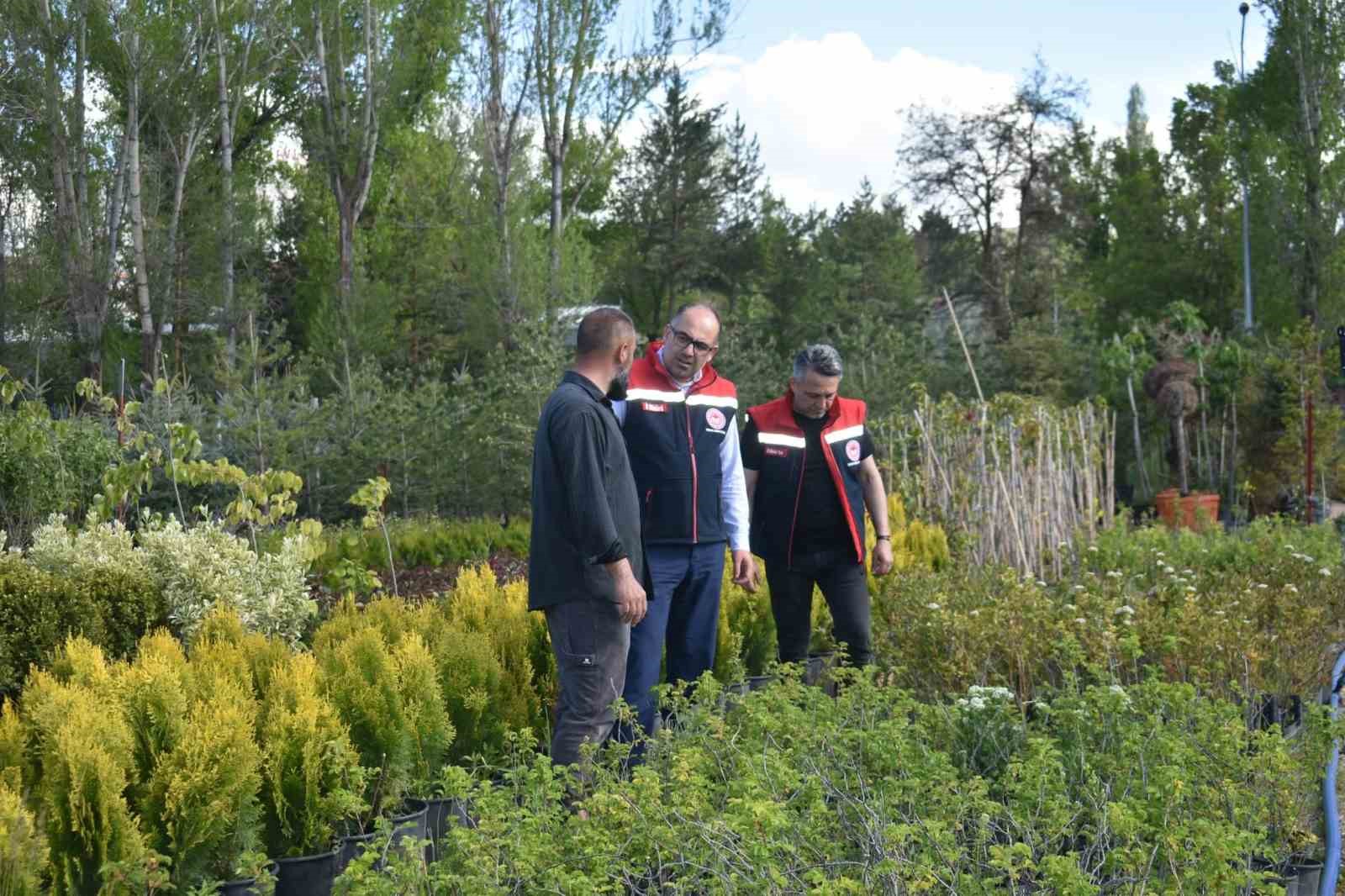 Bayburt’ta süs bitkisi ve tıbbi aromatik bitki üretimi yerinde incelendi