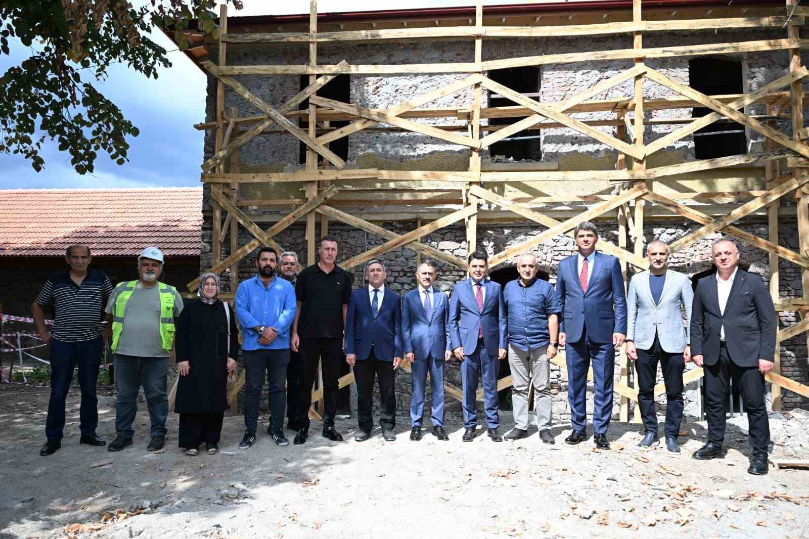 Bakan Yardımcısı Boyraz, tarihi garda restorasyon çalışmarını inceledi