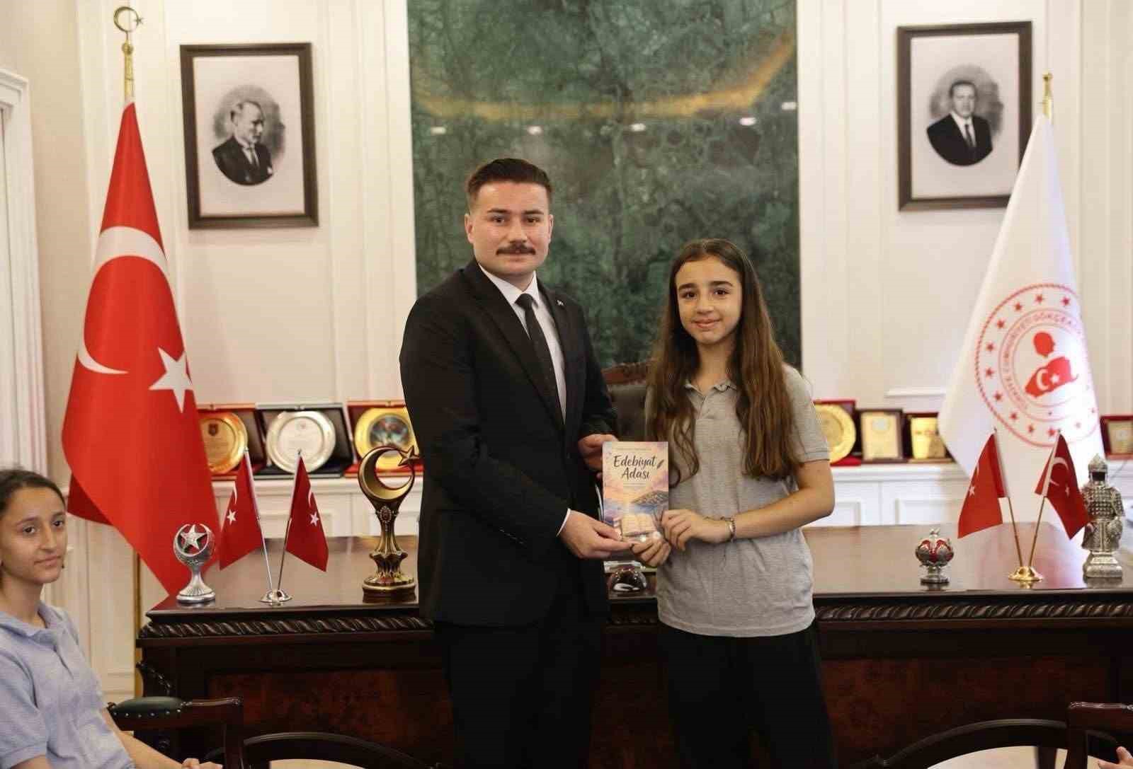 G&ouml;k&ccedil;eada&rsquo;da Minik Kalemlerden B&uuml;y&uuml;k Başarı: 34 &Ouml;ğrencinin Eserleri Kitaplaştı