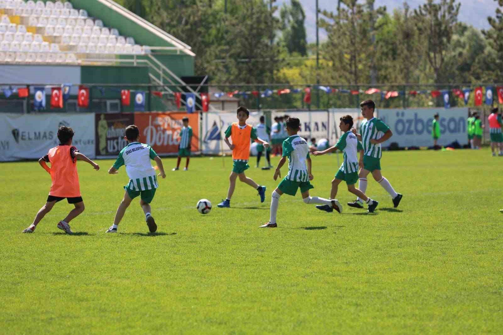 Sivas’ta minik kramponlar geleceğe hazırlanıyor