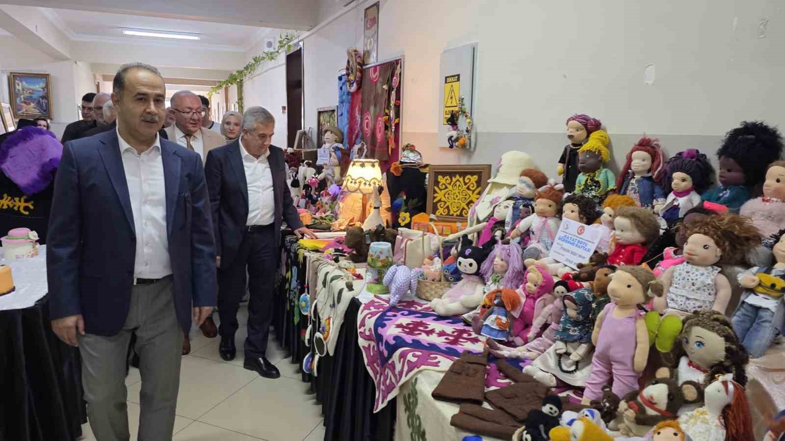 Bandırma’da hayat boyu öğrenme şenliği ve yılsonu sergisi açıldı