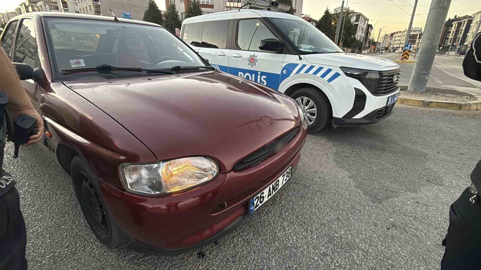 &Ccedil;alışır haldeki otomobilde uyuyan 2 kişiyi polis g&uuml;&ccedil;l&uuml;kle uyandırdı, ara&ccedil;ta 13 sentetik hap ele ge&ccedil;irildi