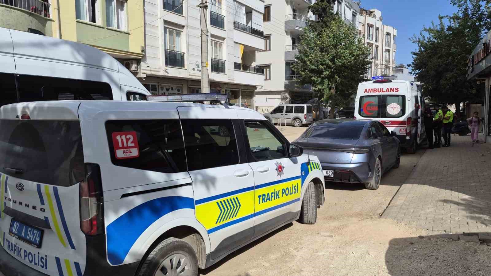 Motosikletle &ccedil;arpışan otomobil s&uuml;r&uuml;c&uuml;s&uuml; ka&ccedil;tı: 1 yaralı