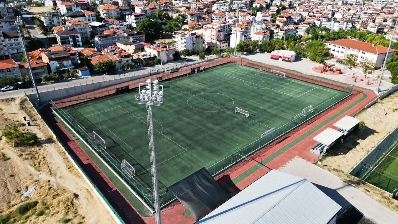Kınıklı ve İlbade’deki spor tesisleri FIFA standartlarında yenilendi