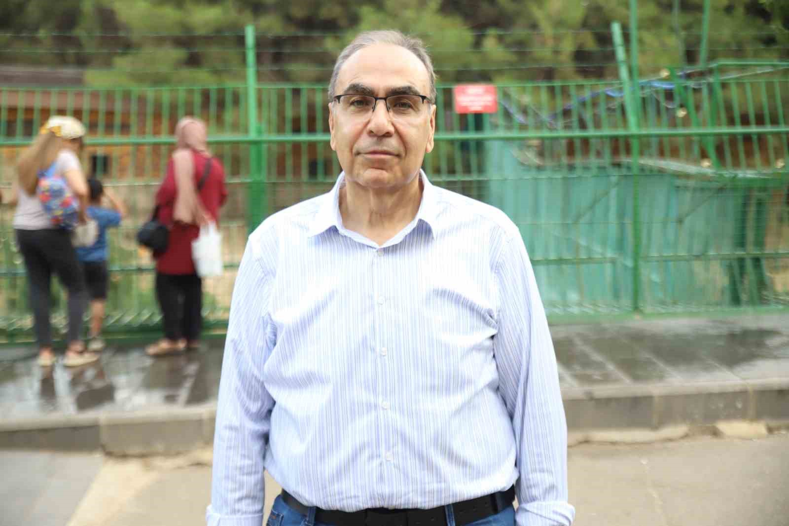 Sıcaktan bunalan hayvanlar buzlu kokteyl ile serinliyor