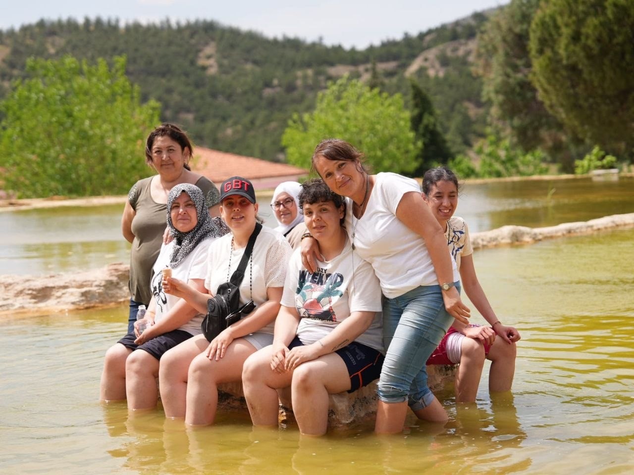Engelliler ve yakınları beyaz cennet Pamukkale&rsquo;de buluştu