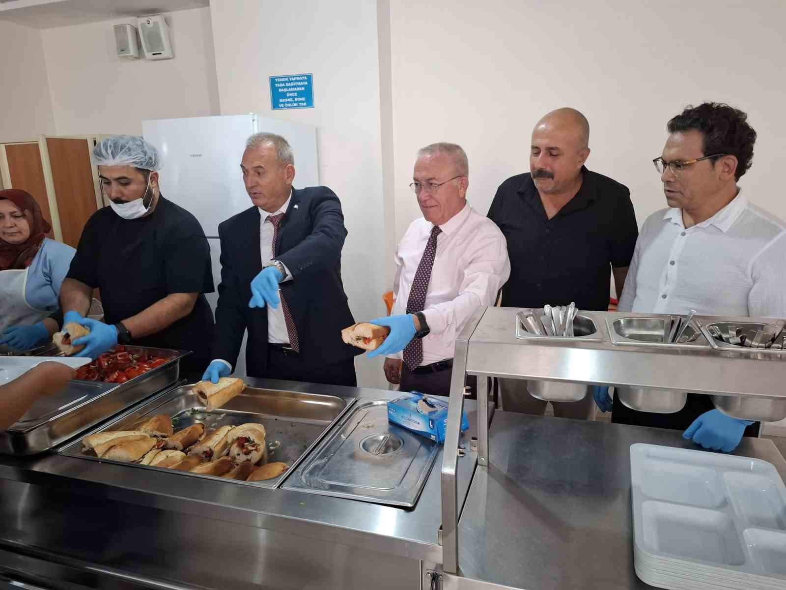 Sarıgöl Milli Eğitim Müdürü pansiyonda kalan öğrencilere yemek dağıttı