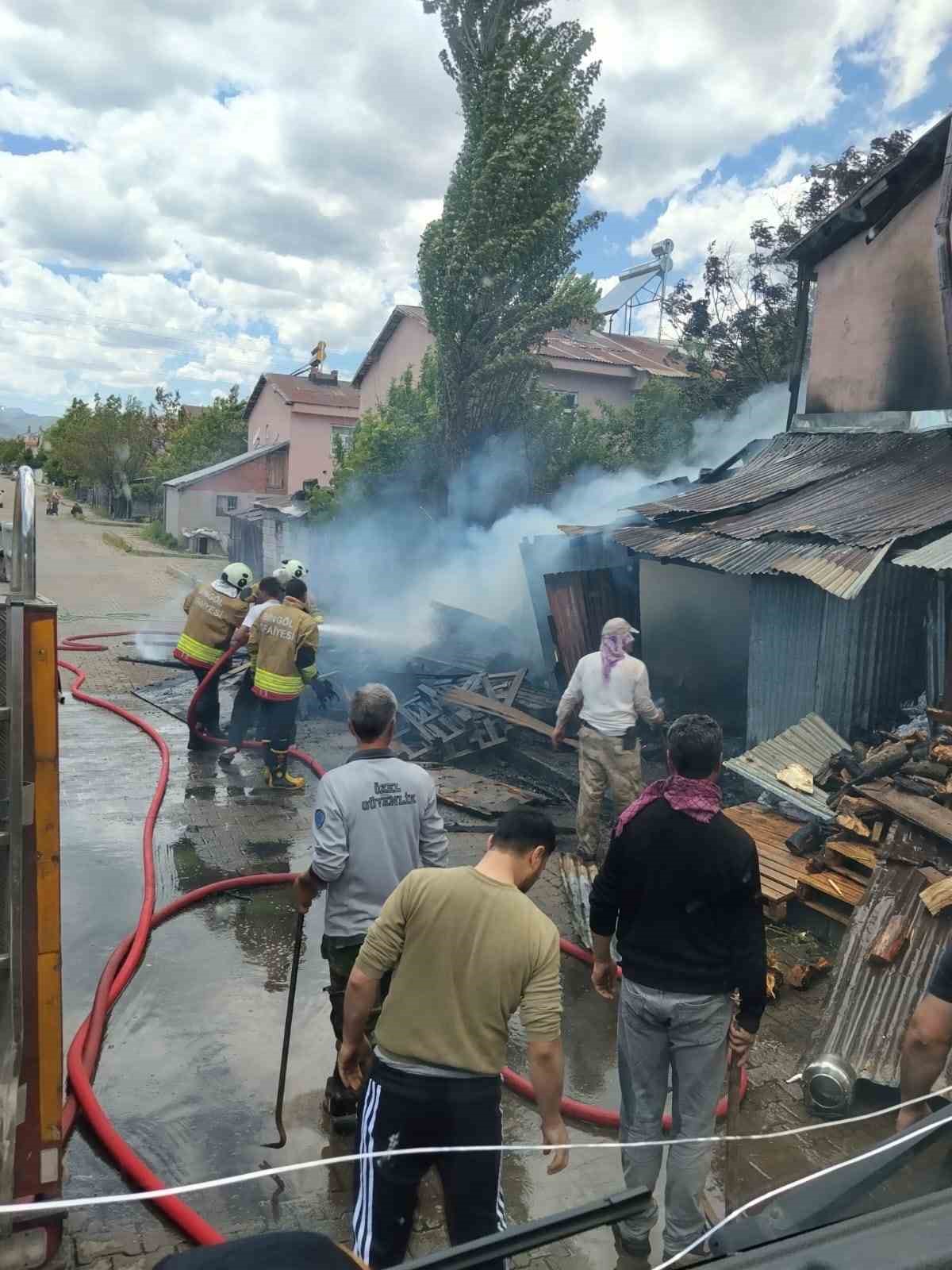 Bingöl’de ev yangını: 2 kişi dumandan etkilendi