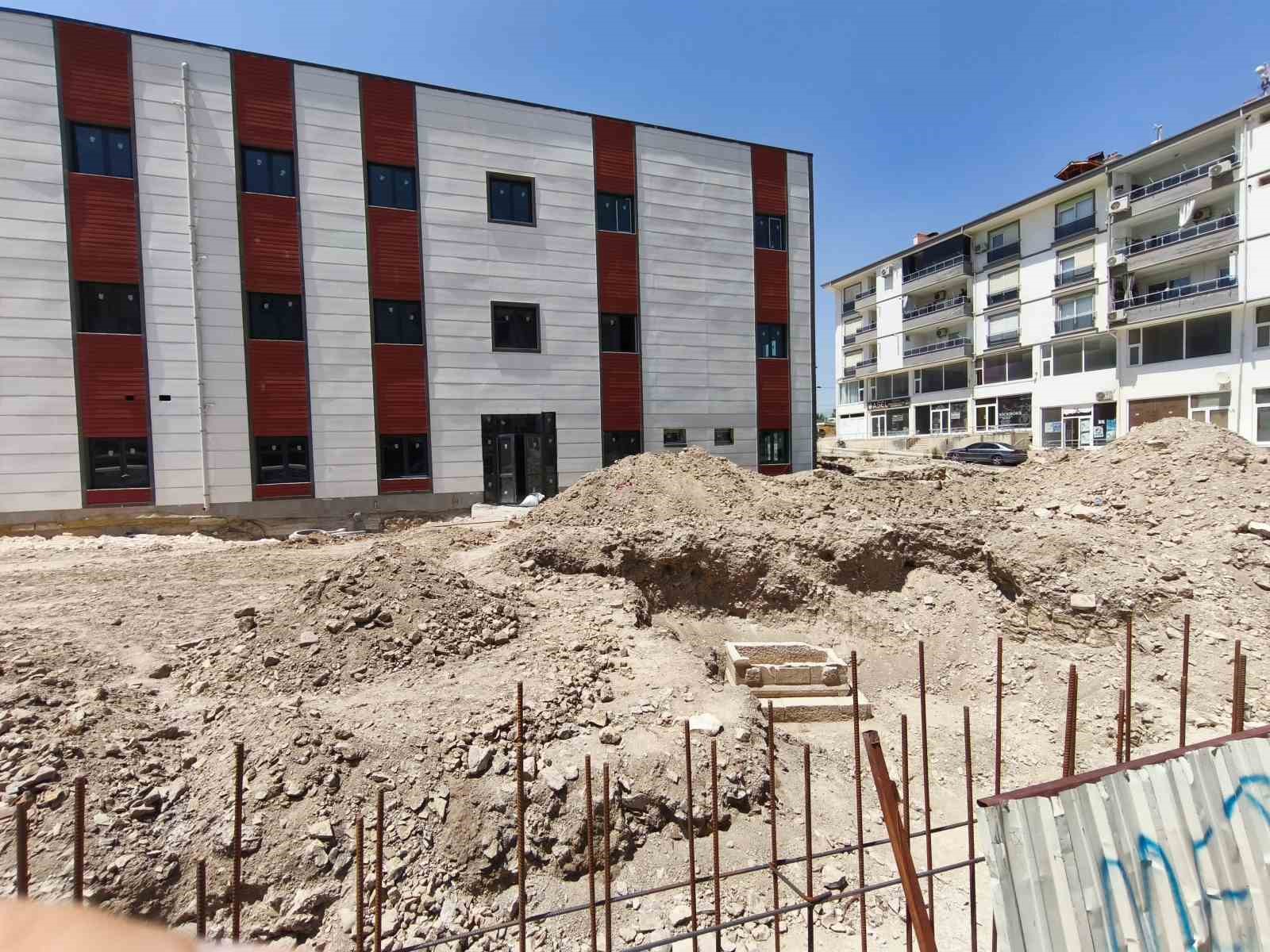 Mersin’de sağlık ocağı inşaatı çevre düzenlemesinde lahit çıktı