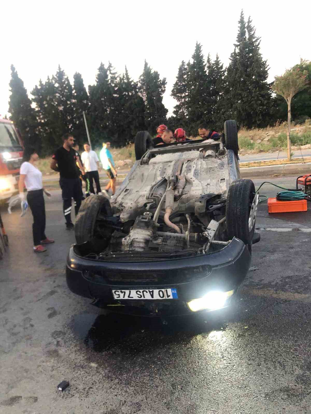 Ters dönen otomobildeki sürücü, sıkıştığı yerden kurtarıldı