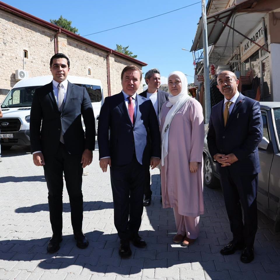 Vali Aydoğdu, Kemah&rsquo;ta esnaf ve vatandaşlarla bir araya geldi