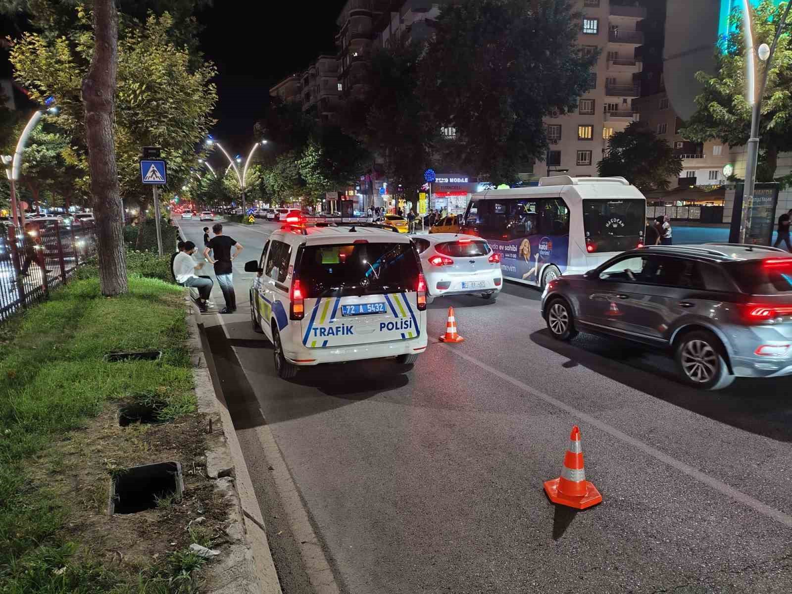 Genç kıza yaya geçidinden geçerken iki araç çarptı